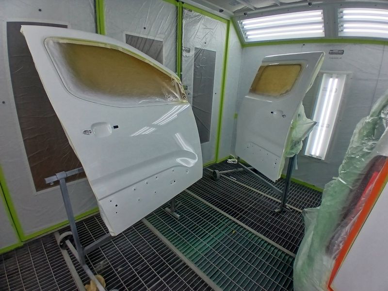 Auto uste värvimine professionaalses värvikambris